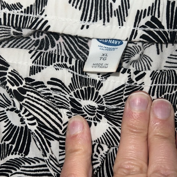 Old navy black and white floral print pull on pant - Picture 4 of 4